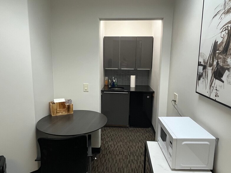 More Photos Of 8707 E Vista Bonita Dr, Scottsdale Office For Lease