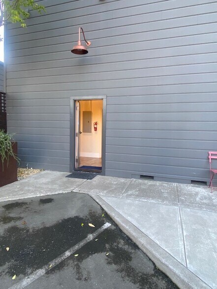 More Photos Of 1420-1428 Main St, Saint Helena Hotel For Lease