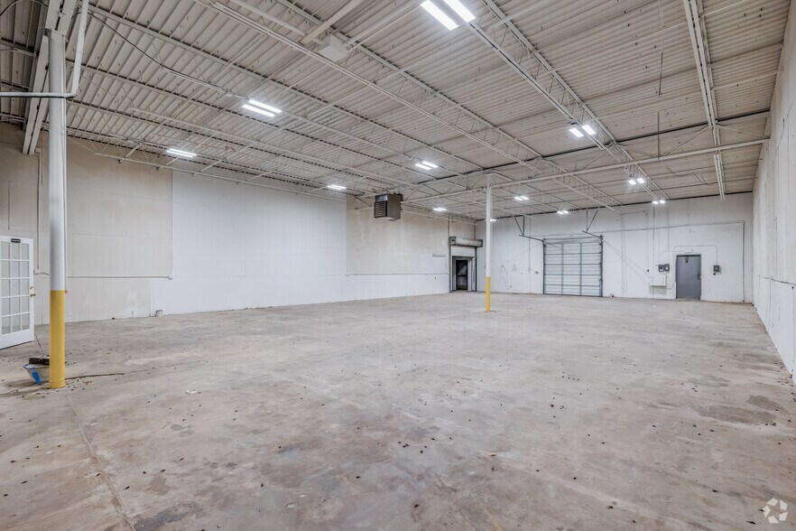 More Photos Of 9727-9733 South Fwy, Fort Worth Warehouse For Lease
