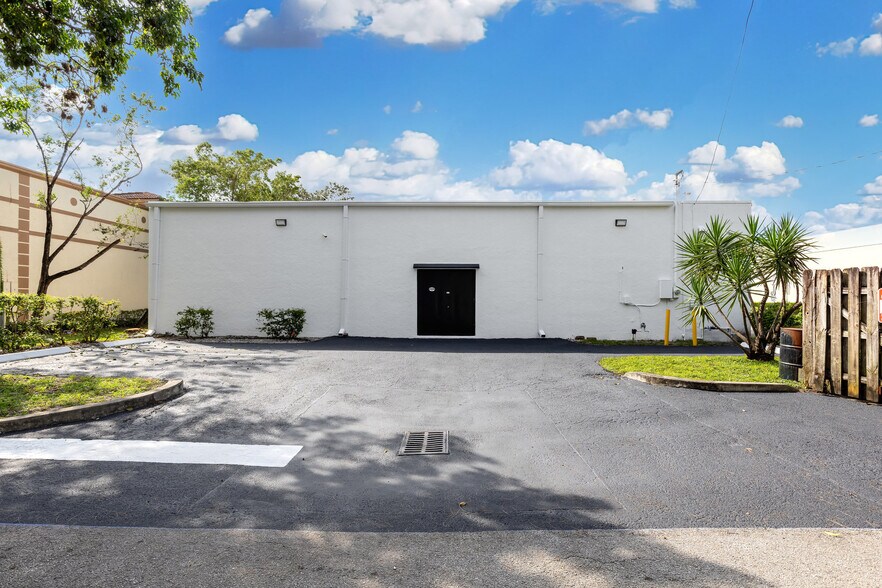 More Photos Of 2698 N University Dr, Fort Lauderdale Freestanding For Lease