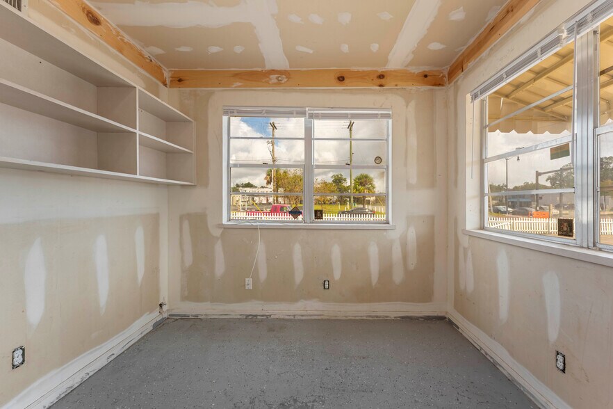 More Photos Of 1352 N Main St, Jacksonville Auto Dealership For Lease