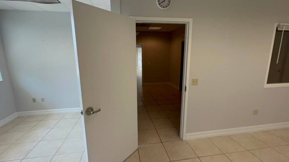 More Photos Of 4940 Bayline Dr, North Fort Myers Warehouse For Lease