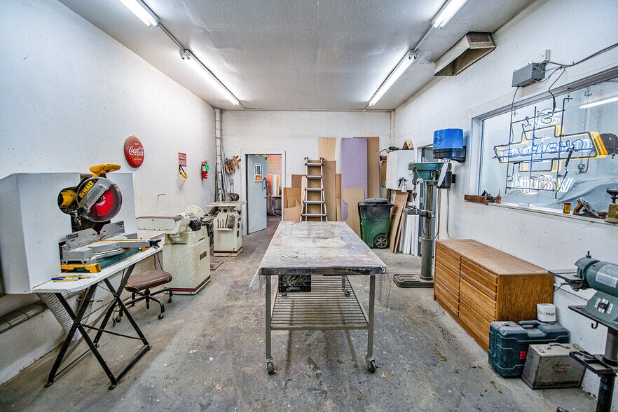 More Photos Of 327 SE 80th Ave, Portland Auto Repair For Sale