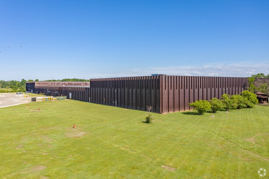 More Photos Of 8100 Tyler Blvd, Mentor Warehouse For Lease