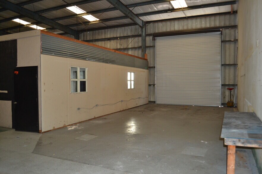 More Photos Of 2121-2123 Edgewood Dr, Lakeland Warehouse For Lease