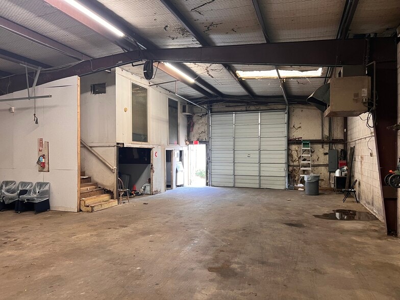 More Photos Of 1608 Tantor Rd, Dallas Distribution For Sale