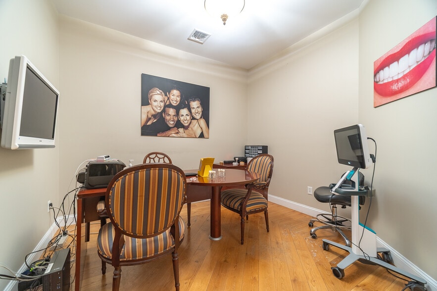 More Photos Of 30 Country Squire Dr, Cromwell Medical For Sale