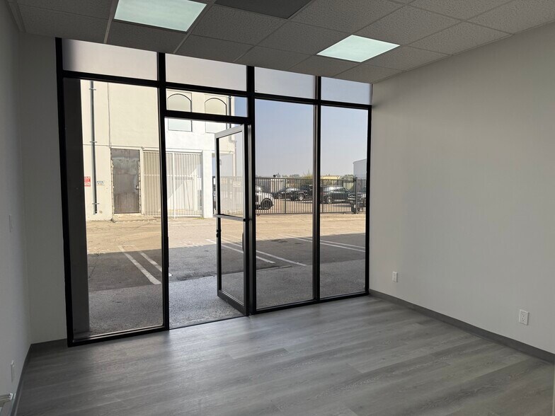 More Photos Of 7020 Hayvenhurst Ave, Van Nuys Showroom For Lease