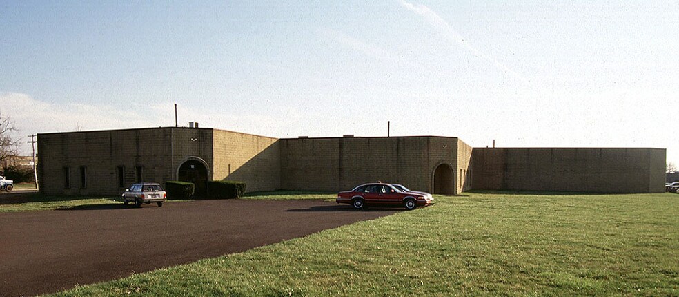 Primary Photo Of 11-19 Vincent Cir, Warminster Warehouse For Lease