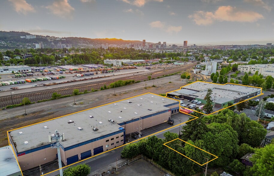 Primary Photo Of 2340 SE Gladstone St, Portland Warehouse For Sale