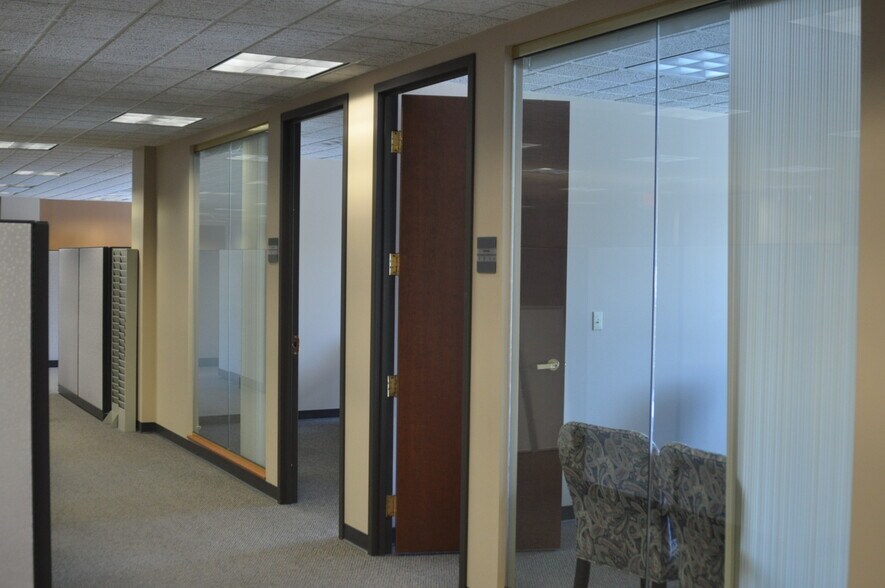 More Photos Of 10 Waterside Dr, Farmington Office For Lease