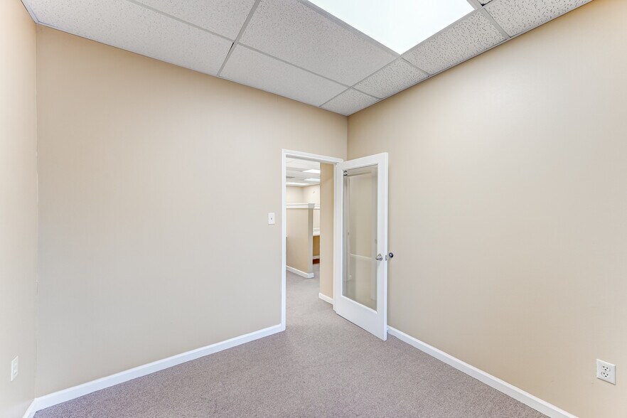 More Photos Of 14741 Pebble Bend Dr, Houston Loft Creative Space For Lease