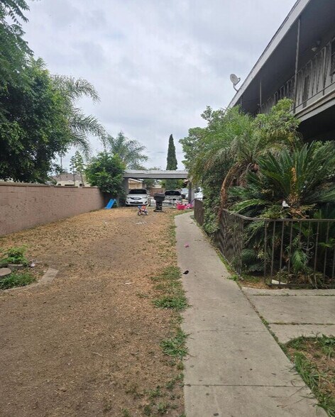 More Photos Of 1050 W 88th St, Los Angeles Apartments For Sale