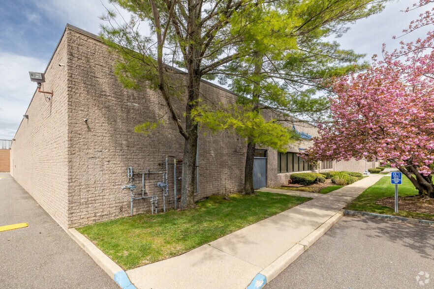 More Photos Of 60 Executive Blvd, Farmingdale Manufacturing For Sale