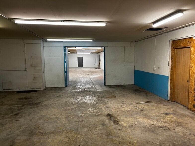 More Photos Of 4515 N 56th St, Lincoln Light Distribution For Lease