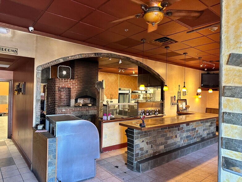 More Photos Of 308 Massachusetts Ave, Lunenburg Unknown For Lease