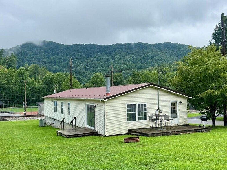 More Photos Of 158 Caloric Rd., Mullens Flex For Sale