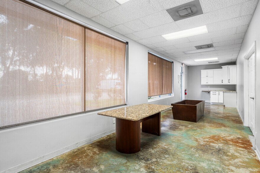 More Photos Of 1605-1613 91st Ct, Vero Beach Light Manufacturing For Sale