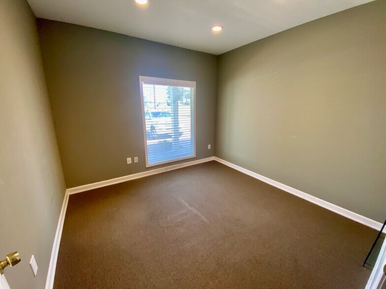More Photos Of 401 Cross Park Dr, Pearl Storefront Retail Office For Sale