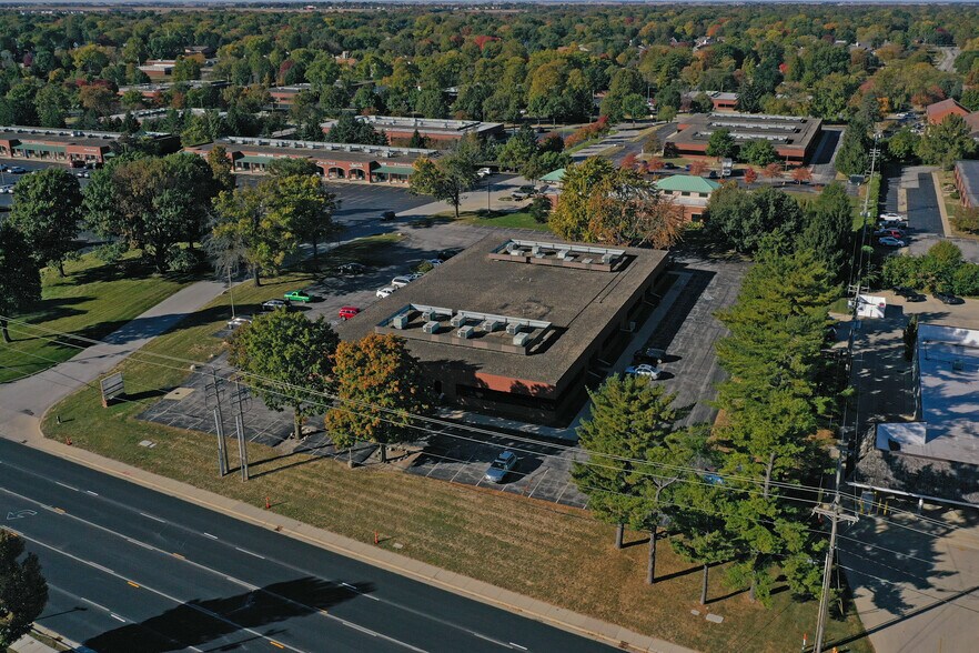 More Photos Of 2107 S Neil St, Champaign Office For Sale