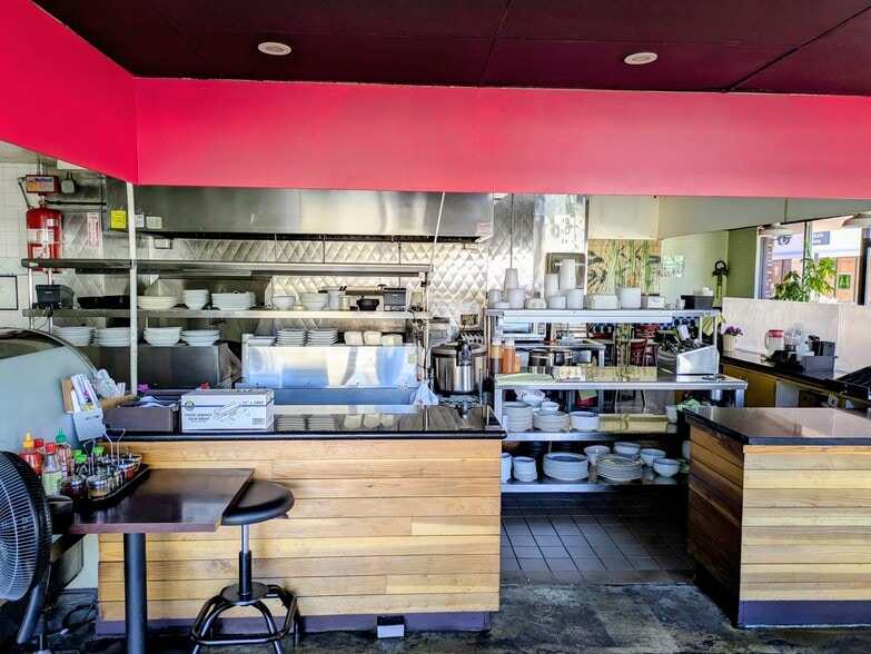 More Photos Of 15928 Ventura Blvd, Encino Storefront Retail Office For Lease