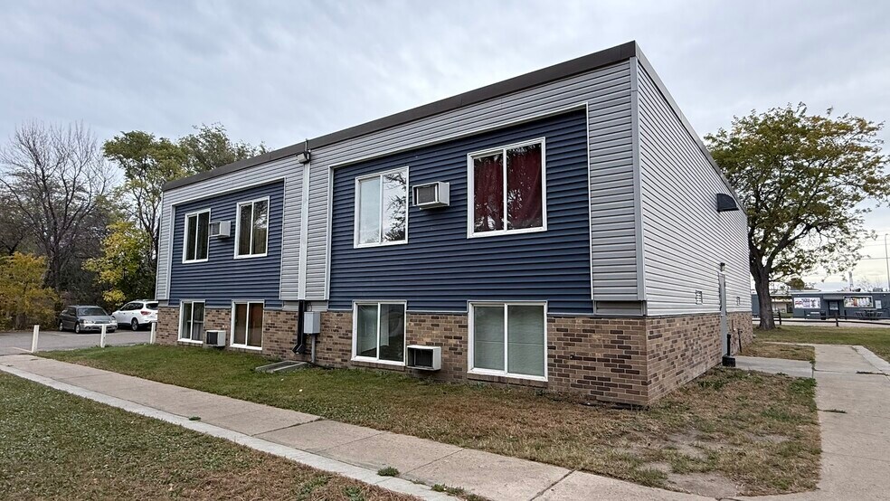 More Photos Of 1940-1990 Wisconsin SW, Huron Apartments For Sale