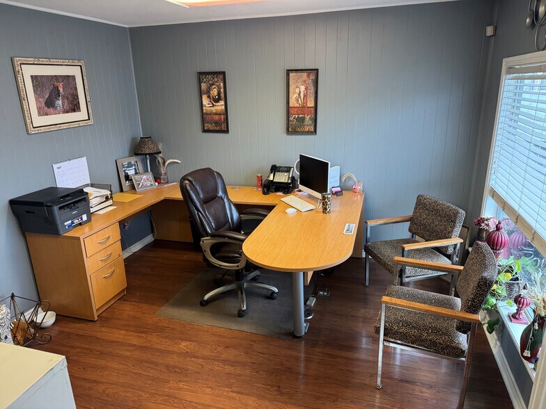More Photos Of 412 E Spring St, Palestine Auto Dealership For Sale