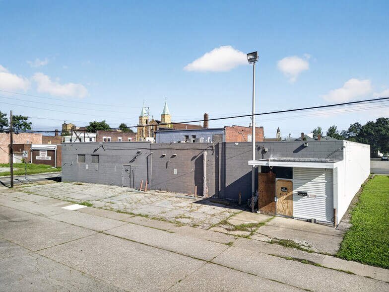 More Photos Of 300 E 28 St, Lorain General Retail For Sale