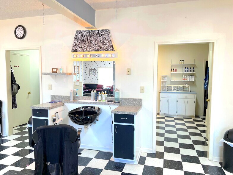 More Photos Of 698 E New Hope Rd, Goldsboro Freestanding For Sale