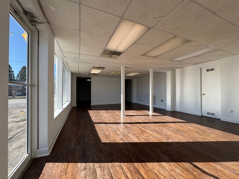 More Photos Of 1026 S Broad St, Clinton Freestanding For Lease