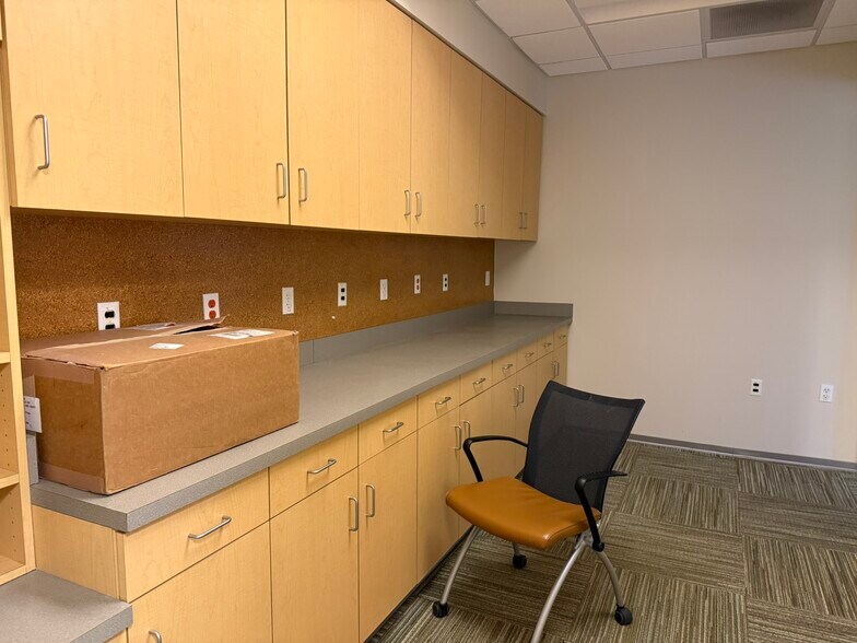 More Photos Of 909 E Republic Rd, Springfield Office For Sale