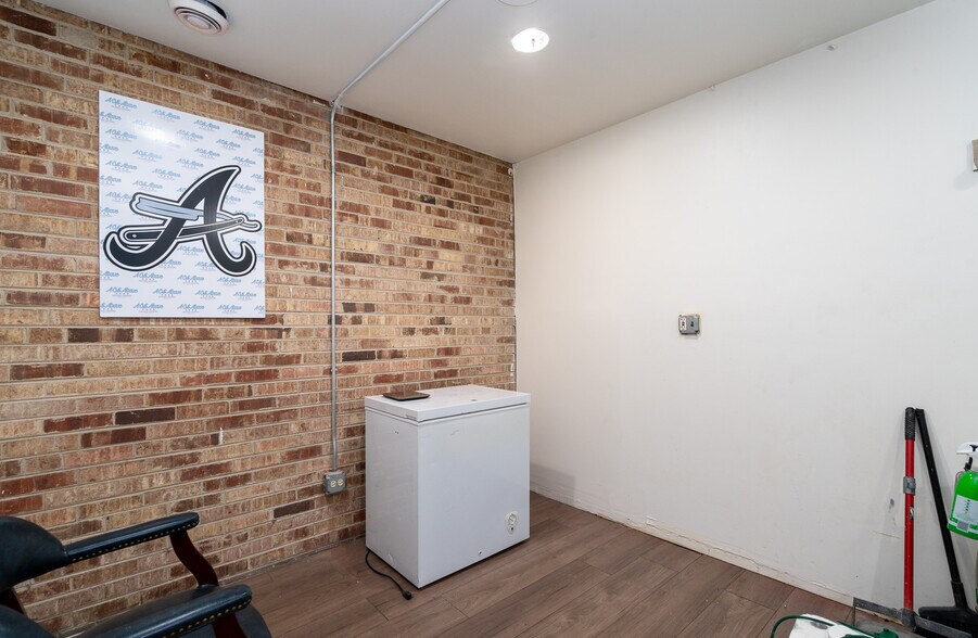More Photos Of 3100 S Oak Park Ave, Berwyn Office For Sale
