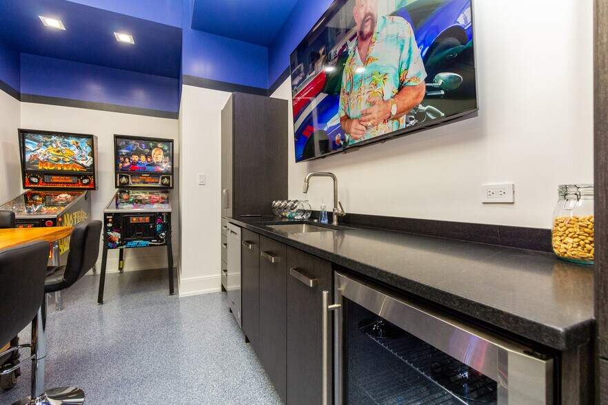 More Photos Of 2580 Dixie Hwy, Waterford Freestanding For Sale