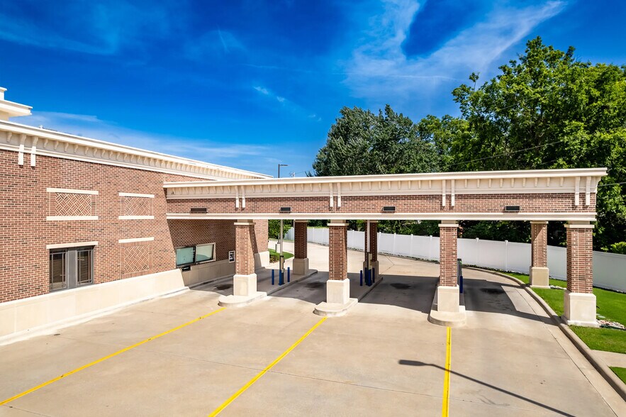 More Photos Of 525 N Osage Ave, Dewey Bank For Sale