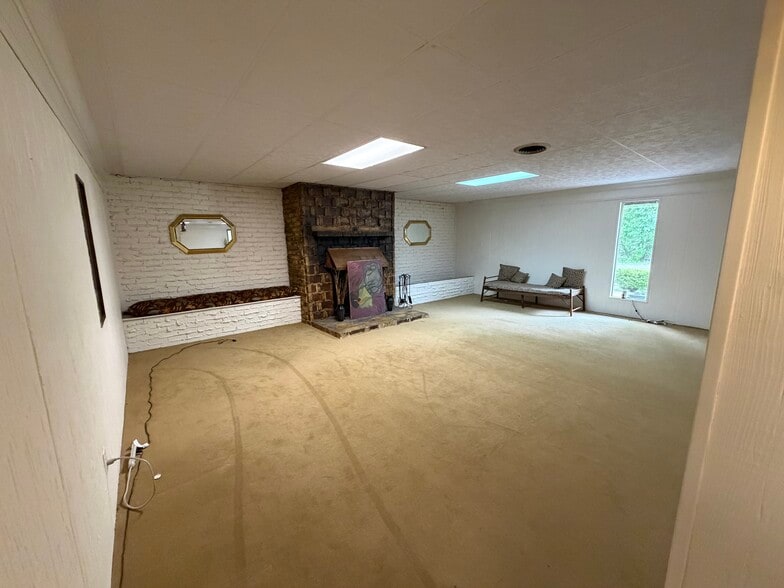 More Photos Of 1951 E 3rd St, Corinth Cemetery Mausoleum For Sale