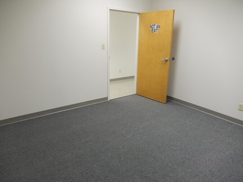 More Photos Of 3574 Argonne Ave, Norfolk Warehouse For Lease