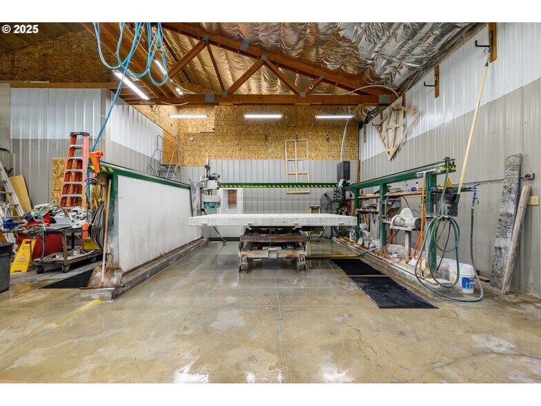 More Photos Of 161 Heritage Way, Roseburg Light Manufacturing For Sale