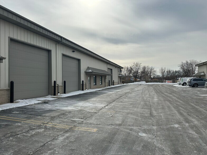 More Photos Of 926 Geneva St, Shorewood Warehouse For Lease