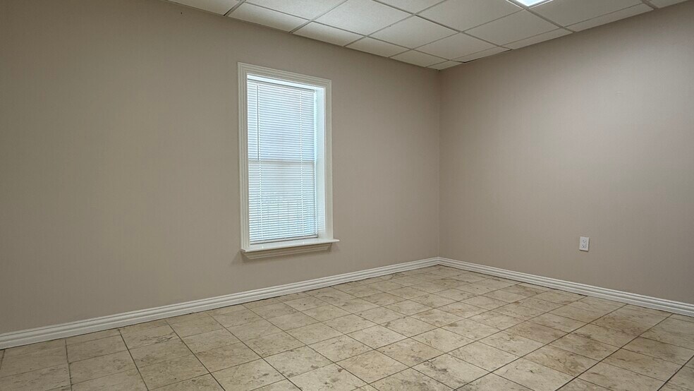 More Photos Of 5901 Schumacher Ln, Houston Office Residential For Lease