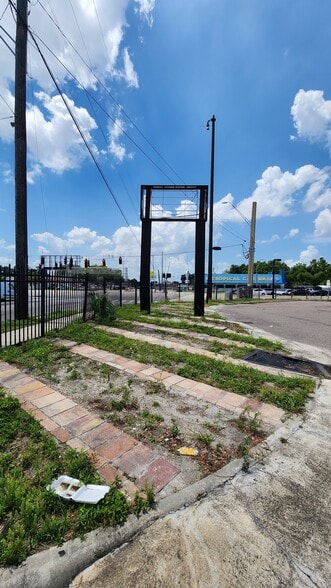 More Photos Of 856 E Busch Blvd, Tampa Auto Dealership For Lease