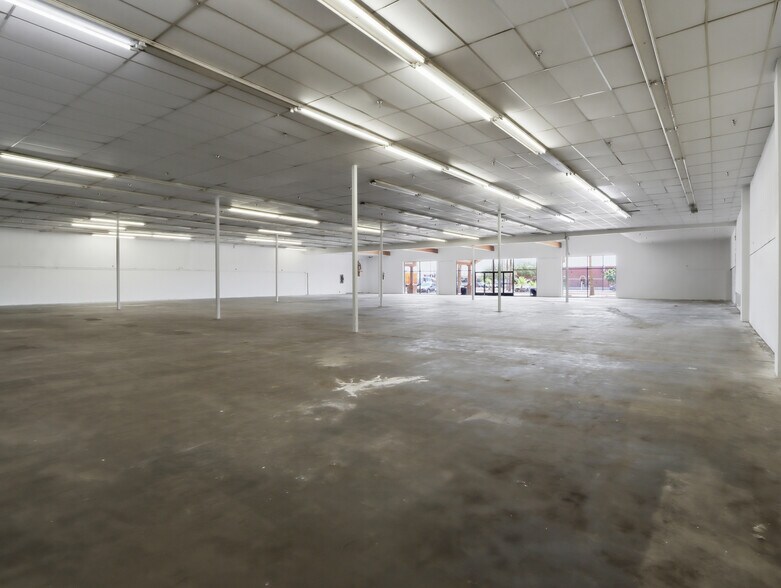 More Photos Of 5340-5346 W Glendale Ave, Glendale Freestanding For Lease