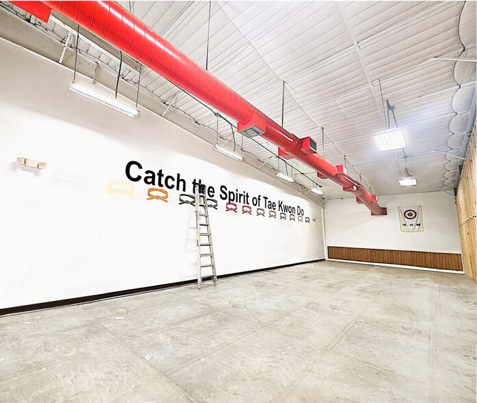 More Photos Of 213 E Henderson Rd, Angleton Freestanding For Lease