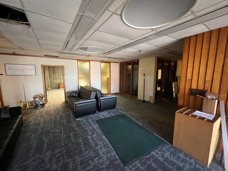 More Photos Of 136 Center St, Old Town Office For Sale