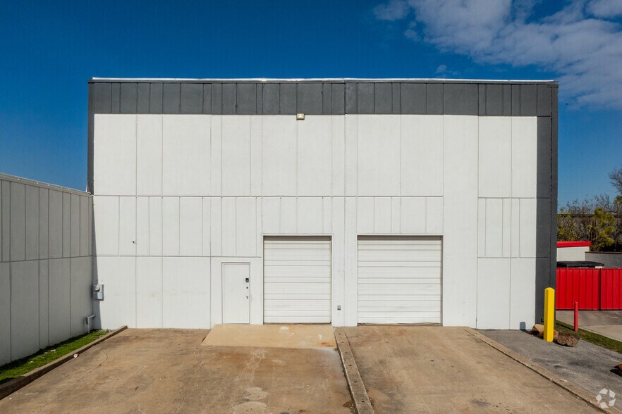 More Photos Of 12925 Lyndon B Johnson Fwy, Garland Showroom For Lease
