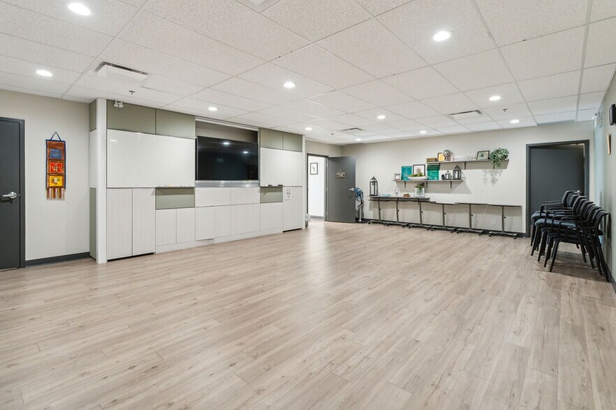 More Photos Of 7005 Fairmount Dr SE, Calgary Medical For Sale