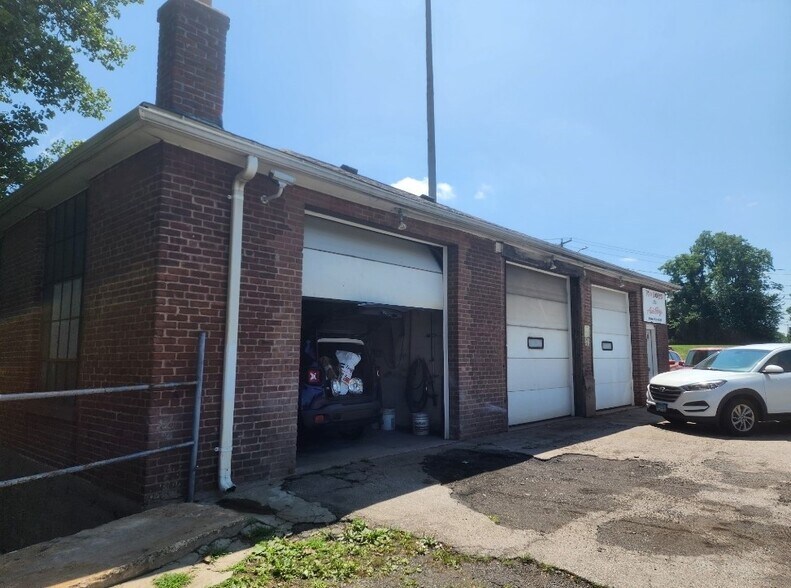 More Photos Of 537 Glastonbury Tpke, Portland Freestanding For Sale