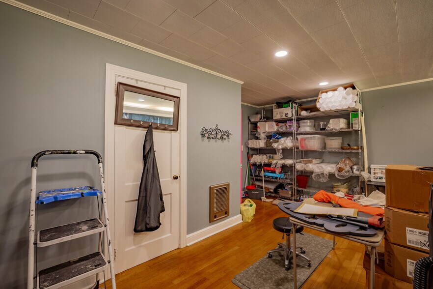 More Photos Of 1840 Volunteer Pky, Bristol Storefront Retail Residential For Sale