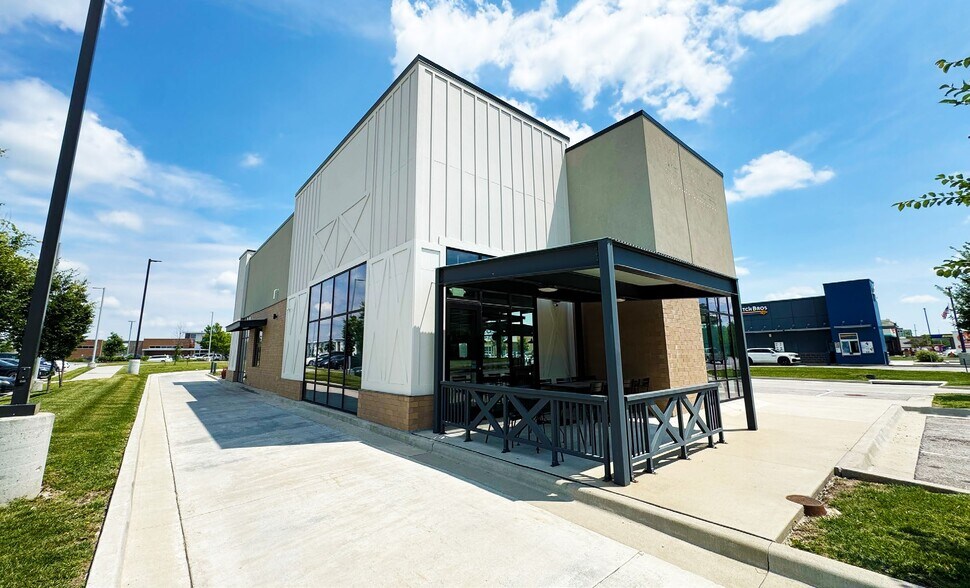 More Photos Of 520 NW Chipman Rd, Lee's Summit Fast Food For Lease
