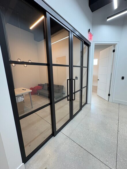 More Photos Of 429 N Lime Ave, Sarasota Freestanding For Lease