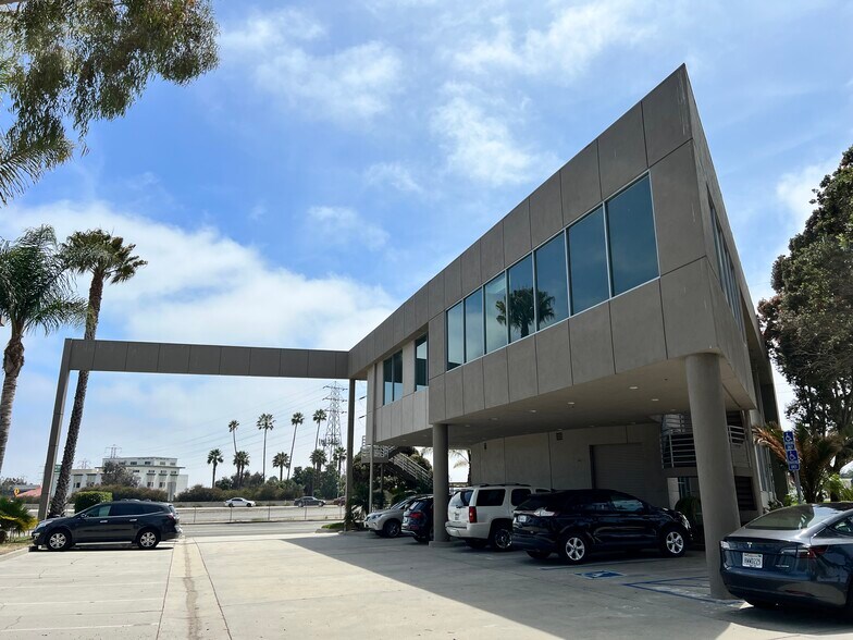 More Photos Of 5700 Moon Dr, Ventura Office For Sale